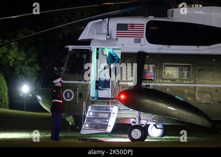 Washington, DC, USA. 03. Oktober 2022. Der US-Präsident Joe Biden kehrt nach einem Besuch in Puerto Rico in Washington, DC, USA, am 03. Oktober 2022 ins Weiße Haus zurück. Biden ging auf die Insel, um Unterstützung zu versprechen, nachdem der Unikter Fiona umfangreiche Schäden angerichtet hatte. Quelle: Jim LoScalzo/Pool via CNP/dpa/Alamy Live News Stockfoto