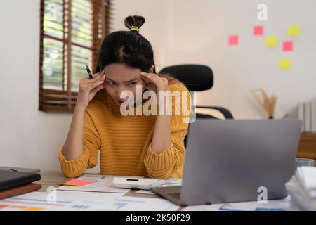 Porträt einer gestressten asiatischen Geschäftsfrau im Büro. Burnout-Syndrom oder Terminprojektkonzept Stockfoto