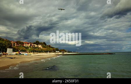 Küstenfoto des Schwarzen Meeres mit Gewitterwolken in der Nähe von Odessa Ukraine Stockfoto