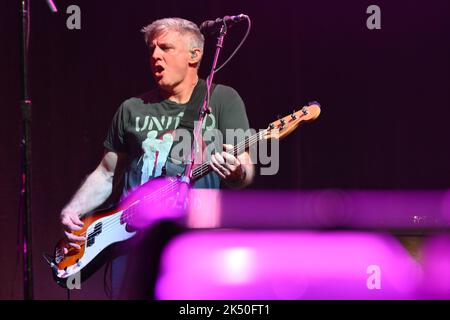 Millard ist während der Concert of Counting Crows the Butter Miracle Tour am 4. Oktober 2022 im Auditorium Parco della Musica in Rom, Italien, tätig. Stockfoto