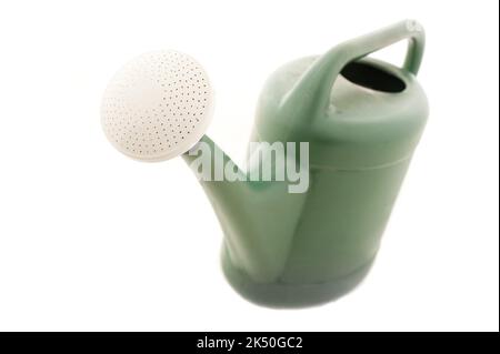 Grüne Gießkanne aus Kunststoff auf Weiß mit einem hohen Winkel aus der Nähe der großen perforierten Düse am Auslauf für einen feinen Wasserstrahl Stockfoto