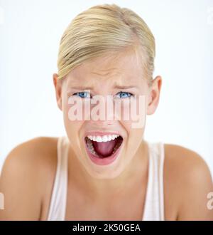 Entfernt es von mir. Eine verängstigte junge Frau, die zur Kamera schreit. Stockfoto