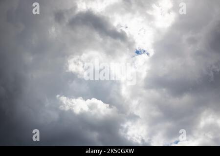 Dunkelblaue Wolken am Himmel, Hintergrund oder Textur Stockfoto