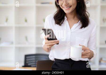 Eine Geschäftsfrau vervollständigt KYC mithilfe eines Online-Banking-Programms, um ein digitales Sparkonto zu eröffnen. Die Definition von Cyber-Sicherheit Stockfoto