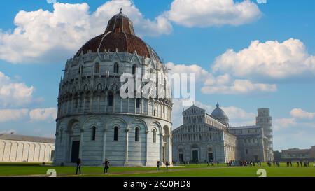 Das Baptisterium des Hl. Johannes in Pisa mit der Kathedrale von Pisa und dem Schiefen Turm von Pisa auf der Rückseite. Italien - 18. Juli 2013. Selektiver Fokus und Rauschen in Stockfoto