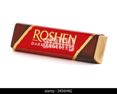 BUKAREST, RUMÄNIEN - 26. SEPTEMBER 2019. Roshen Dunkle Schokolade isoliert auf Weiß von Roshen Confectionery Corporation hergestellt Stockfoto