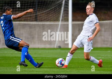 Swansea, Wales. 1. Oktober 2022. Joshua Carey von Swansea City in Aktion während des Spiels der Professional Development League zwischen Swansea City unter 18 und Charlton Athletic unter 18 Jahren an der Swansea City Academy in Swansea, Wales, Großbritannien am 1. Oktober 2022. Quelle: Duncan Thomas/Majestic Media. Stockfoto