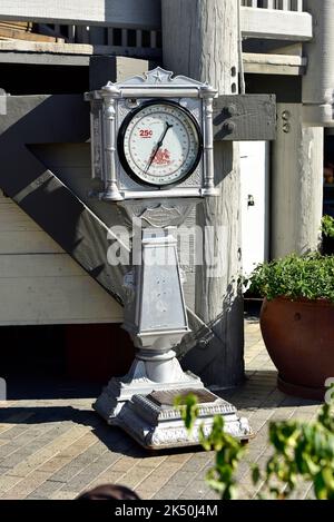 Von Vintage Coin betriebene Waage am Pier in Redondo Beach, Kalifornien Stockfoto