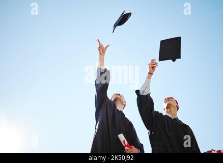 Abschlusskappe werfen, blauer Himmel und Freunde nach einem Diplom, Zertifikat und Abschlussfeier Veranstaltung. Bildung, Universität und Schulstipendium Stockfoto