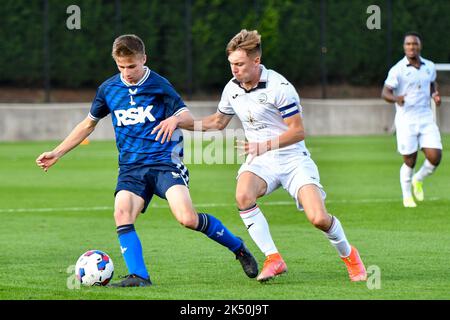 Swansea, Wales. 1. Oktober 2022. Ryan Huke von Charlton Athletic hält die Herausforderung von Joshua Carey von Swansea City während des Spiels der Professional Development League zwischen Swansea City unter 18 und Charlton Athletic unter 18 an der Swansea City Academy in Swansea, Wales, Großbritannien, am 1. Oktober 2022 ab. Quelle: Duncan Thomas/Majestic Media. Stockfoto