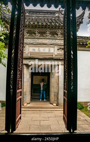 Die Sitzhalle der Limousine wurde von den Türen der Halle mit 10.000 Bänden im Garten des Meisters der Netze, Suzhou, Provinz Jiangsu, China, aus gesehen. Stockfoto