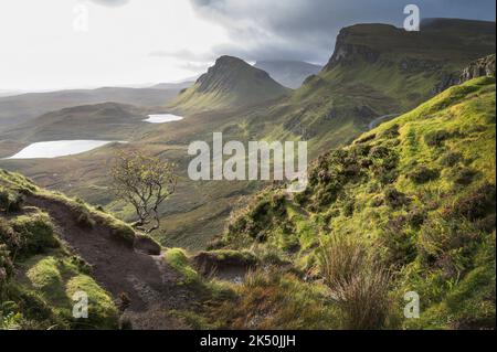 Sturmwolken sammeln sich an den Quirains auf der Isle of Skye Stockfoto