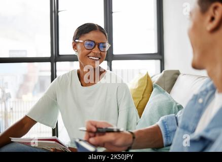 Business Student, Teamarbeit und Zusammenarbeit mit Papierdokumenten in der Schule, Hochschule oder brasilianischem Universitätscampus. Lächle, fröhliche oder lachende Frau Stockfoto