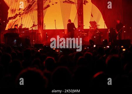 Mailand, Italien. 04. Oktober 2022. Die isländische Post-Rock-Band von Reykjavík Sigur Rós tritt live im Mediolanum Forum auf. Kredit: SOPA Images Limited/Alamy Live Nachrichten Stockfoto