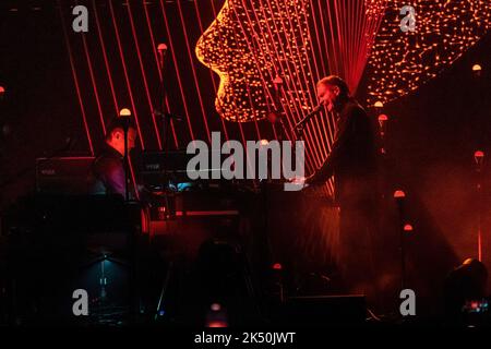 Mailand, Italien. 04. Oktober 2022. Jónsi der isländischen Post-Rock-Band von Reykjavík Sigur Rós tritt live im Mediolanum Forum auf. Kredit: SOPA Images Limited/Alamy Live Nachrichten Stockfoto