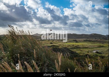 Landschaft zwischen Ringkøbingfjord und Nordsee bei Hvide Sande mit Hauvig-Seezeichen im Hintergrund Stockfoto