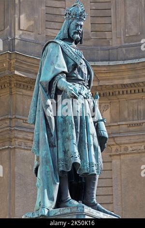 Prag Tschechische Republik 25. September 2022, Prag Fotoserie: Denkmal Karls IV. Vor der Karlsbrücke in Prag im Hochformat Stockfoto