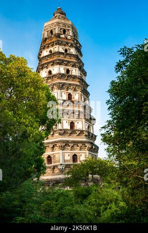Die mehr als tausend Jahre alte Song-Dynastie-Tiger-Hügel-Pagode, Suzhou, Provinz Jiangsu, China. Stockfoto