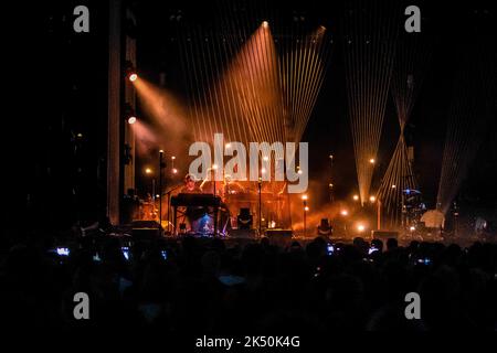 Mailand, Italien. 04. Oktober 2022. Die isländische Post-Rock-Band von Reykjavík Sigur Rós tritt live im Mediolanum Forum auf. (Foto von Mairo Cinquetti/SOPA Images/Sipa USA) Quelle: SIPA USA/Alamy Live News Stockfoto