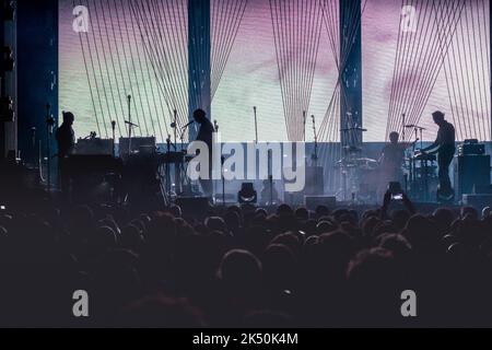 Mailand, Italien. 04. Oktober 2022. Die isländische Post-Rock-Band von Reykjavík Sigur Rós tritt live im Mediolanum Forum auf. (Foto von Mairo Cinquetti/SOPA Images/Sipa USA) Quelle: SIPA USA/Alamy Live News Stockfoto