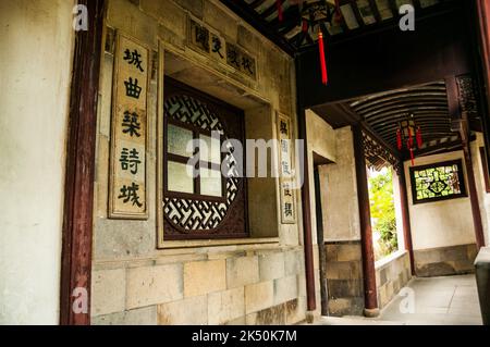 Ein Fenster im zum UNESCO-Weltkulturerbe gehörenden Garten für Paare, Suzhou, Provinz Jiangsu, China. Stockfoto