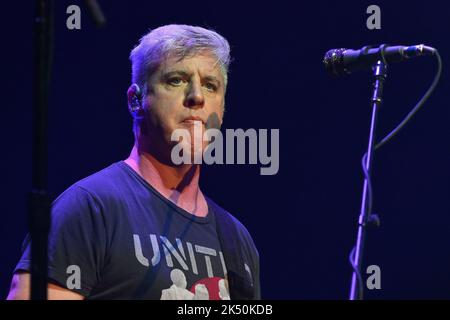 Millard ist während der Concert of Counting Crows the Butter Miracle Tour am 4. Oktober 2022 im Auditorium Parco della Musica in Rom, Italien, tätig. Stockfoto