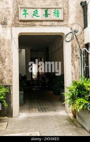 Eine Tür auf der Nanshizi Jie eine Seitenstraße von der Pingjiang Lu eine Straße voller Gebäude im alten Stil in Suzhou, Provinz Jiangsu, China. Stockfoto