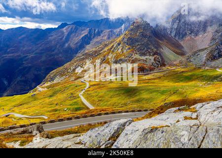 Kurvenreiche Straße, die zum Pass Col du Grand St-Bernard führt (alt. 2473 m) vom Aostatal entfernt. Italienische und Schweizer Grenze. Stockfoto