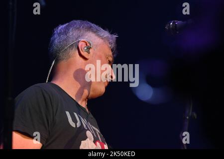 Millard ist während der Concert of Counting Crows the Butter Miracle Tour am 4. Oktober 2022 im Auditorium Parco della Musica in Rom, Italien, tätig. Stockfoto