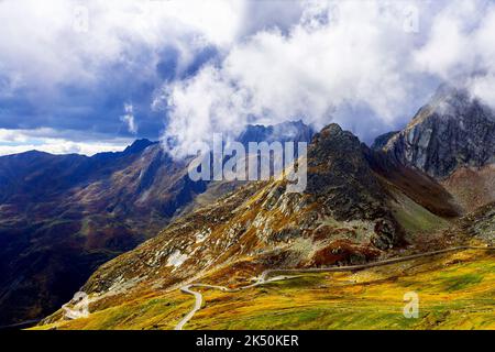 Kurvenreiche Straße, die zum Pass Col du Grand St-Bernard führt (alt. 2473 m) vom Aostatal entfernt. Italienische und Schweizer Grenze. Stockfoto