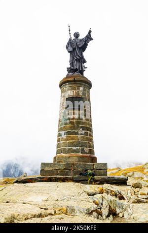 Die Bronzestatue des hl. Bernhard auf einem Sockel auf der italienischen Seite der Grenze zur Schweiz. Inschrift „Pius XI Pont Max Anno MDCCXXIII“ Pop Stockfoto