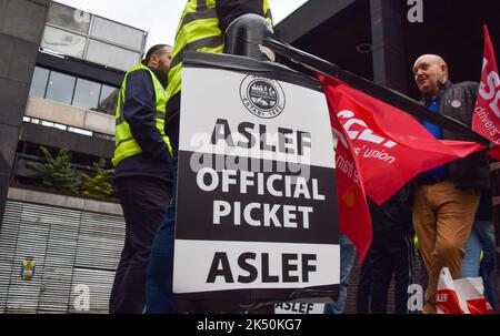 London, England, Großbritannien. 5. Oktober 2022. Offizielle Streikposten vor dem Bahnhof Euston, da die Eisenbahnfahrergewerkschaft ASLEF (Associated Society of Locomotive Engineers and Firemen) ihren Streik über die Bezahlung fortsetzt. (Bild: © Vuk Valcic/ZUMA Press Wire) Stockfoto