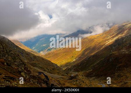 Kurvenreiche Straße, die zum Pass Col du Grand St-Bernard führt (alt. 2473 m. Die Grenze zwischen der Schweiz und Italien. Stockfoto