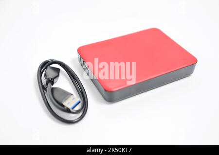 Isolierte externe Festplatte oder Festplatte oder Festplatte auf weißem Hintergrund. Stockfoto