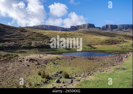 Geheime Ansicht von Quiraing, aufgenommen von der Nordseite der Berge auf der Isle of Skye Stockfoto