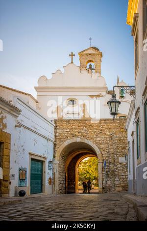 Faro, Portugal, September 2022: Blick auf Arco da Vila in Faro, Portugal. Neoklassizistischer Bogen, der der Eingang zur Altstadt ist. Stockfoto