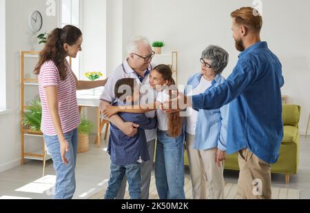 Am Wochenende trifft sich eine große, freundliche Familie, um die Zeit zu verbringen, in der sie sich zu Hause verbindet. Stockfoto