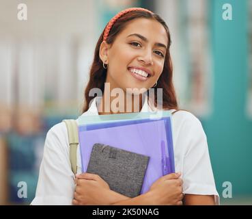 Schüler, Notizbücher und Motivation für Bildung, Lernen und Studium auf dem Schulcampus in Mexiko. Porträt, Lächeln und glückliche Frau mit Hausaufgaben, Universität Stockfoto