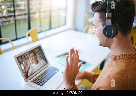 B2B virtuelle Videoanruf, Schüler und Laptop-Bildschirm mit Hello Wave in Meetings, Lehrveranstaltungen oder Online-Lernen. Begeisterte internationale e-learning-Mitarbeiter Stockfoto