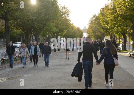 Berlin, Deutschland - 2. Oktober 2022 - Herbst - unter den Linden Boulevard. (Markku Rainer Peltonen) Stockfoto