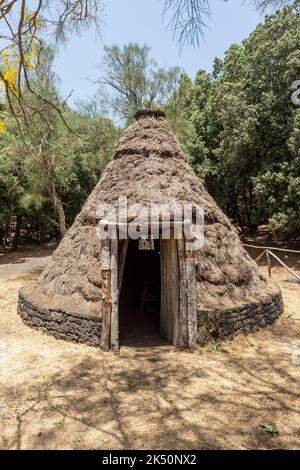Eine pagghiaru oder konische reetgedeckte Hütte, die von Hirten und Kohleverbrennern verwendet wird, in den Wäldern an den Hängen des Ätna, Sizilien Stockfoto