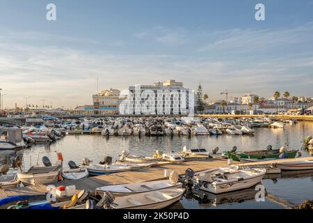 Faro, Portugal, September 2022: Faro Hafen- oder Meeresblick mit EVA Senses Hotel. Stockfoto