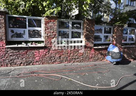 Prag, Tschechische Republik. 05. Oktober 2022. Ein unbekannter Täter hat in der Nacht des 5. Oktober 2022 in Prag, Tschechien, den Sitz der ukrainischen Botschaft in Prag-Bubenec mit roter Farbe besprüht. Kredit: Katerina Sulova/CTK Foto/Alamy Live Nachrichten Stockfoto