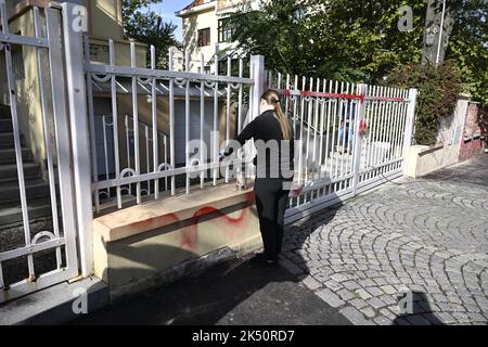 Prag, Tschechische Republik. 05. Oktober 2022. Ein unbekannter Täter hat in der Nacht des 5. Oktober 2022 in Prag, Tschechien, den Sitz der ukrainischen Botschaft in Prag-Bubenec mit roter Farbe besprüht. Kredit: Katerina Sulova/CTK Foto/Alamy Live Nachrichten Stockfoto