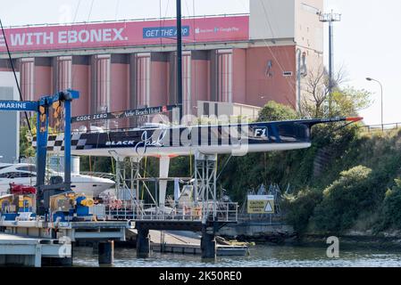 Die 100ft Maxi-Rennyacht Black Jack wird in der Superyacht Marina in Roselle Bay, Sydney Harbour, Australien, gelagert Stockfoto