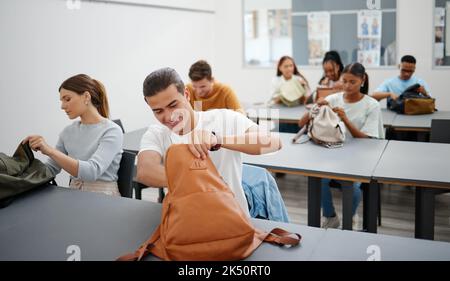 Studenten in einem Klassenzimmer, Bildung an der Hochschule in einer vielfältigen Umgebung zu lernen. Junge Männer und Frauen sind begeistert zu lernen und zu lernen Stockfoto