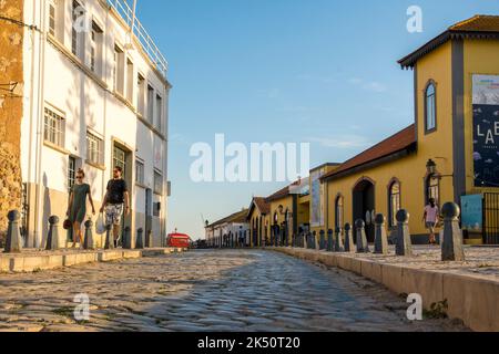 Faro, Portugal, September 2022: Blick aus der Nähe auf einer gepflasterten Straße in der Altstadt von Faro. Stockfoto