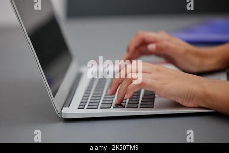 Laptop, Computer oder Handarbeit, Eingabe auf der Tastatur für Planung, Terminplanung und Besprechung am Schreibtisch. Zoom, Hände und Strategieanalysen für Stockfoto