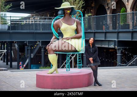 London, Großbritannien. 5. Oktober 2022. Tschabalala Self enthüllt ihre Skulptur ‘Seated’, ein neues öffentliches Werk, das Avant Arte in Auftrag gegeben hat, auf dem Coal Drops Yard in der Nähe von King’s Cross. Die großformatige Bronze steht mit fast 3 Metern Höhe und ist die erste öffentliche Skulptur des Künstlers. Kredit: Stephen Chung / Alamy Live Nachrichten Stockfoto