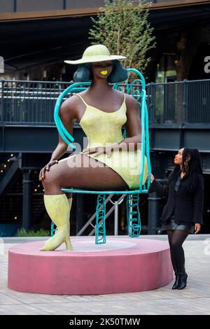 London, Großbritannien. 5. Oktober 2022. Tschabalala Self enthüllt ihre Skulptur ‘Seated’, ein neues öffentliches Werk, das Avant Arte in Auftrag gegeben hat, auf dem Coal Drops Yard in der Nähe von King’s Cross. Die großformatige Bronze steht mit fast 3 Metern Höhe und ist die erste öffentliche Skulptur des Künstlers. Kredit: Stephen Chung / Alamy Live Nachrichten Stockfoto